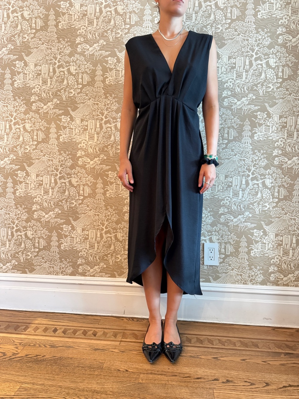 Elegant Black V-Neck Sleeveless Midi Dress